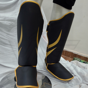 Protège-tibias en cuir PU noir et or avec fermeture auto-agrippante pour le football, légers, protection professionnelle pour adultes, sport - Product Image 1