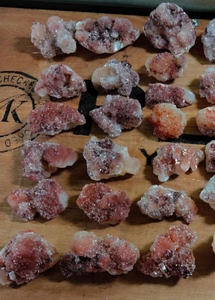 Lot en gros de grappes de cristaux de Stilbite rouge naturel, spécimen minéral brut, collection de roches de Heulandite et de Zéolite, Maharashtra, Inde - Product Image 3