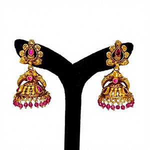 Pendientes Jhumka Antiguos de Oro Sólido de 22k, Hechos a Mano con Motivo de Lakshmi, Esmeraldas Verdes y Perlas Naturales para Boda - Product Image 1