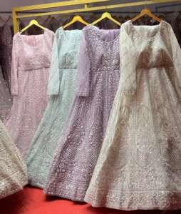 Nouvelle arrivée Filet élégant de couleur claire Lehenga avec broderie à la main et détails en pierre Jarkan pour le style long de la fête - Product Image 2