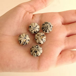 Perles de jaspe dalmatien sculptées à la main, en forme de citrouille, non percées, fantaisie, en forme de fleur, vente en gros, best-seller - Product Image 2