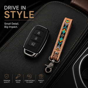 Porte-clés artisanal en cuir marron perlé, motif tribal bleu et noir gravé, accent unique, fermoir métallique, style western vintage - Product Image 3