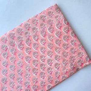 Tela Ligera de Punto con Estampado Floral Rosa para Confección de Vestidos y Manualidades, Tela Hecha a Mano con Diseño de Bloques Florales - Product Image 1