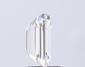 Diamant taille émeraude 3,05 carats, éclat éblouissant, clarté impeccable et beauté purement incolore dans une élégance intemporelle. - Product Image 4