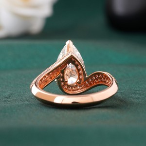 แหวนหมั้นทองคำขาว 14K ประดับเพชรทรงลูกแพร์ 2.29 กะรัต เพชรเลี้ยงในห้องปฏิบัติการ VVS1-VVS2 DEF แบบเดี่ยว ตัวเรือนแบบหนามเตย - Product Image 4