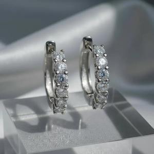 Boucles d'oreilles en argent sterling 925 avec diamant moissanite de forme ronde, cadeau pour elle - Product Image 1