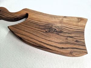 Planche à découper en bois de noyer, design en forme d'axe, bois massif, finition rustique, pour la cuisine, le service, la présentation en restaurant et la vente en gros - Product Image 2