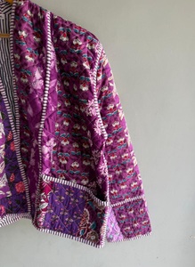 Chaqueta acolchada morada con estampado de patchwork para mujer, cárdigan bohemio con estampado a bloques, abrigo reversible de algodón para las vacaciones de otoño, regalo para ella. - Product Image 2