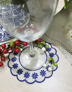 Venta al por mayor personalizado bordado redondo cóctel servilleta flores azules Lino natural azul festoneado borde posavasos para el hogar eventos bares - Product Image 6