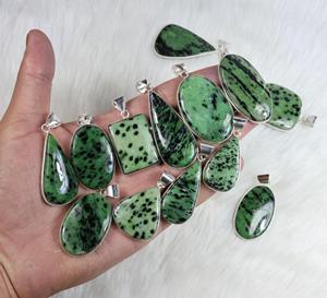 Bijoux pendentifs en pierres précieuses zoisite vert naturel Bijoux pendentifs en pierres précieuses en gros de belle qualité - Product Image 6