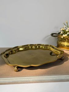 Magnifique plateau de service en laiton gaufré pour les réceptions spéciales, idéal pour servir les boissons, avec une finition luxueuse et des détails artistiques, pièce d'exception. - Product Image 6