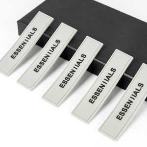 Parche con Logotipo Personalizado en Relieve 3D |   Etiqueta Termoadhesiva con Logotipo en Relieve para Chaquetas y Chalecos Acolchados |   Suministro Directo de Fábrica - Product Image 5