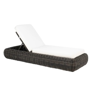 Tumbona de Ratán de Lujo para Exteriores con Respaldo Ajustable y Cojín Impermeable – Cama de Día Moderna para Piscina, Resort, Villa - Product Image 1