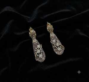 Boucles d'oreilles scintillantes en diamant américain motif floral de créateur, plaquées or antique, pour femme, idéales pour les soirées – Fournisseur - Product Image 1