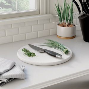 Tabla de cortar de mármol blanco hecha a mano para decoración de cocina moderna y tradicional que combina estilo y utilidad. - Product Image 4
