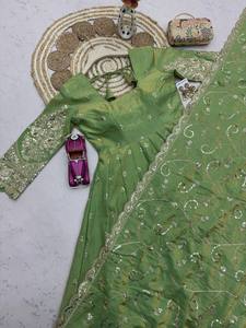 Robe Anarkali brodée verte, longueur ras du sol, tenue traditionnelle indienne et pakistanaise pour mariage, coupe ample, manches longues, en soie pour femme - Product Image 5