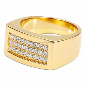 Anillo de cóctel geométrico de moissanita chapado en oro amarillo con corte brillante redondo y engaste de canal, joyería hiphop para hombre, ideal para regalos. - Product Image 1