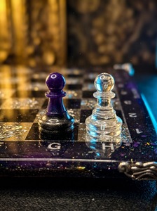 Belladec – Nouvel ensemble d'échecs de luxe en résine fait main avec plateau décoratif artistique pour la décoration intérieure et le design sportif - Product Image 3