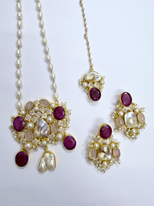 Pendentif baroque plaqué or 18 carats avec pierres précieuses naturelles, perle d'eau douce, Mala avec zircons en cristal, clous d'oreilles et Maangtika - Product Image 1