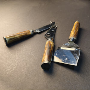 Juego de Cuchillos para Queso Artesanal de 3 Piezas con Mangos de Madera Natural y Hojas de Acero Inoxidable Pulido - Product Image 6