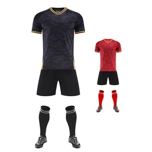 Ensemble de maillot de football pour homme à rayures imprimées rouge et blanc, col en V, avec short noir et chaussettes, en polyester respirant, coupe athlétique toutes saisons - Product Image 5