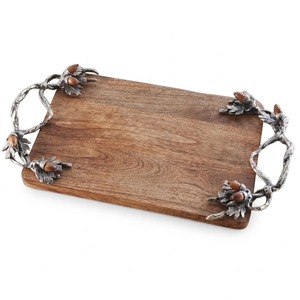 Elegante bandeja de servir hecha a mano con madera de mango y detalles florales en metal, plato decorativo perfecto para la decoración del hogar y cualquier evento. - Product Image 5
