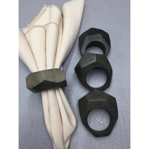 Anillos para Servilletas de Madera Oscura con Diseño Geométrico Moderno, Decoración Industrial para Mesa, Porta Servilletas Hexagonal de Madera Negra - Product Image 2