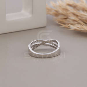 Bague de mariage et d'anniversaire Moissanite Crossover Band Satani Brothers Twist, design croisé en argent, élégante, entrelacée, de luxe - Product Image 6