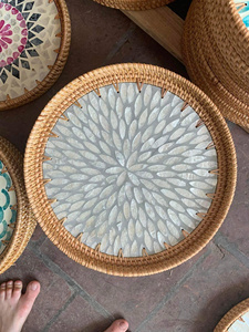 Plateau décoratif en rotin fait main, motif floral rond, style bohème, fibre végétale, pièce d'accentuation artistique pour la maison - Product Image 6