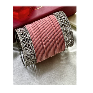 Brazalete de Terciopelo Rosa con Bordes Florales de Diamantes de Imitación, Joyería de Moda de Acero Inoxidable - Product Image 1