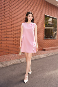 เดรสสั้นทรงเอแขนกุดสำหรับผู้หญิง แต่งระบายลายดอกไม้สีชมพู ดีไซน์หวานๆ สไตล์ลำลอง เหมาะสำหรับงานปาร์ตี้ ผลิตจากโพลีเอสเตอร์ผสมสแปนเด็กซ์ ยี่ห้อ BLOOM - Product Image 2