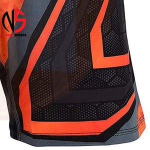 Shorts de Muay Thai pour hommes en matériau durable, disponibles en gros, sur mesure, anti-plis, de qualité supérieure. - Product Image 3