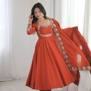 Conjunto de Vestido de Seda Romana de Diseño para Mujer, Ajustado, Hasta la Rodilla, de Secado Rápido, con Bordado y Lentejuelas, Dupatta de Chanderi y Parte Inferior Completa - Product Image 2