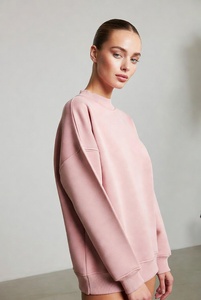 Jolie jeune femme élégante portant un sweat-shirt à col montant bordeaux riche et à manches longues, coupe confortable, debout avec confiance dans un studio. - Product Image 6