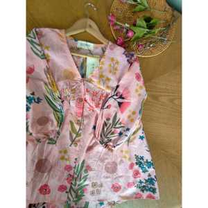 เสื้อเบลาส์และเสื้อเชิ้ตของผู้หญิงสีสดใสลายทุ่งหญ้าสีชมพูสดใส - Product Image 5