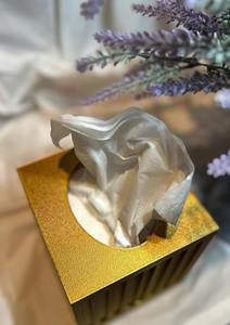 Caja de pañuelos cuadrada blanca con diseño acanalado moderno, complemento elegante y funcional, perfecta para mesa auxiliar y organizador de escritorio. - Product Image 2