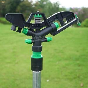 Arroseur oscillant en plastique à quatre jets pour l'irrigation agricole, pulvérisateur rotatif automatique pour terres agricoles - Product Image 1
