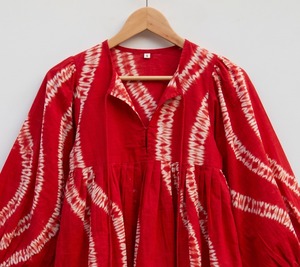 Blusa de algodón roja con efecto tie-dye para mujer, cuello en V, manga globo, borlas, estilo bohemio, holgada, transpirable, ideal para Navidad, primavera y verano. - Product Image 3
