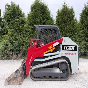 Chargeuse compacte Takeuchi avec polyvalence d'adaptation pour la manipulation de seaux, grappins et autres outils de chantier compatibles - Product Image 3