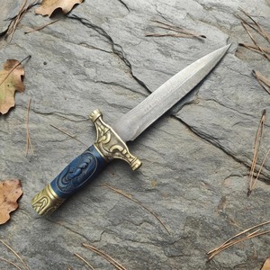 Couteau à lame pointue en acier de Damas avec manche bleu et étui en cuir, lame droite - Product Image 6