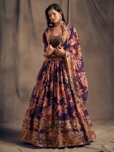 Lehenga Choli violet avec broderie florale, design réversible pour les occasions de fête - Robe de mariage traditionnelle pour femmes - Product Image 5