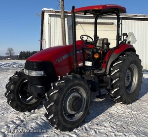 Tracteur Premium Case Jx 80 pour des opérations agricoles puissantes avec des performances moteur fiables et un travail sur le terrain efficace - Product Image 2