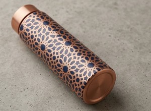 Bouteille d'eau artisanale en cuivre pur de qualité supérieure, motif géométrique gravé au laser, vaisselle ayurvédique pour la santé, anti-fuite, bien-être - Product Image 5