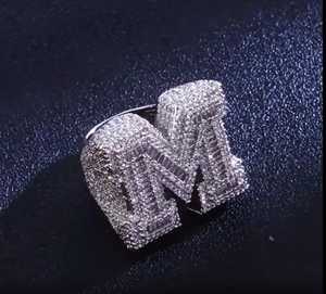 Anillo con Letra M Grande, Estilo Iced Out, con Diamantes Moissanite VVS en Corte Baguette, Anillo de Sello con Inicial, Unisex, Joyería Hip Hop - Product Image 4