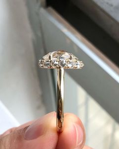 แหวนเพชรทรงรี 1 กะรัต รุ่น Iced Jewelz ขายดี ชุบทองคำขาว 14K สำหรับเธอ พร้อมใบรับรอง IGI - Product Image 2