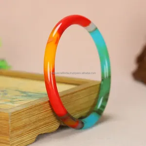 Brazalete de Resina Curvo Vibrante, Accesorio Femenino Elegante Inspirado en la Naturaleza para un Estilo de Boda Moderno y Romántico, Artesanía Única de la India - Product Image 6