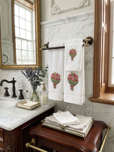 Toalla de Baño de Algodón Terry Blanca Personalizada al por Mayor con Bordado de Tulipán, Dobladillo Cosido a Máquina, Lavable a Máquina, de Secado Rápido, Ecológica, para Hotel y Hogar - Product Image 3