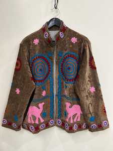Veste audacieuse en velours brodée à la main, couleur camel, style bohème vintage ethnique, manteau de festival, art populaire, vêtement d'extérieur d'hiver pour femme, pièce intemporelle - Product Image 1