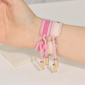 Bracelet personnalisé brodé avec la lettre « Meilleure maman », bracelet tissé réglable pour maman - Product Image 1