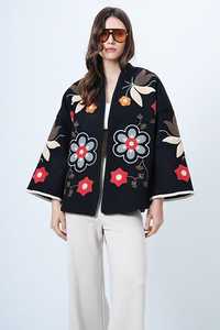 เสื้อคลุมกิโมโนผู้หญิงปักลายดอกไม้สีดำสดใส สวยสง่างาม ดูดีมีสไตล์  ทรงโอเวอร์ไซส์  แบบโบโฮ  ลายชาติพันธุ์  เหมาะสำหรับเทศกาลต่างๆ - Product Image 3